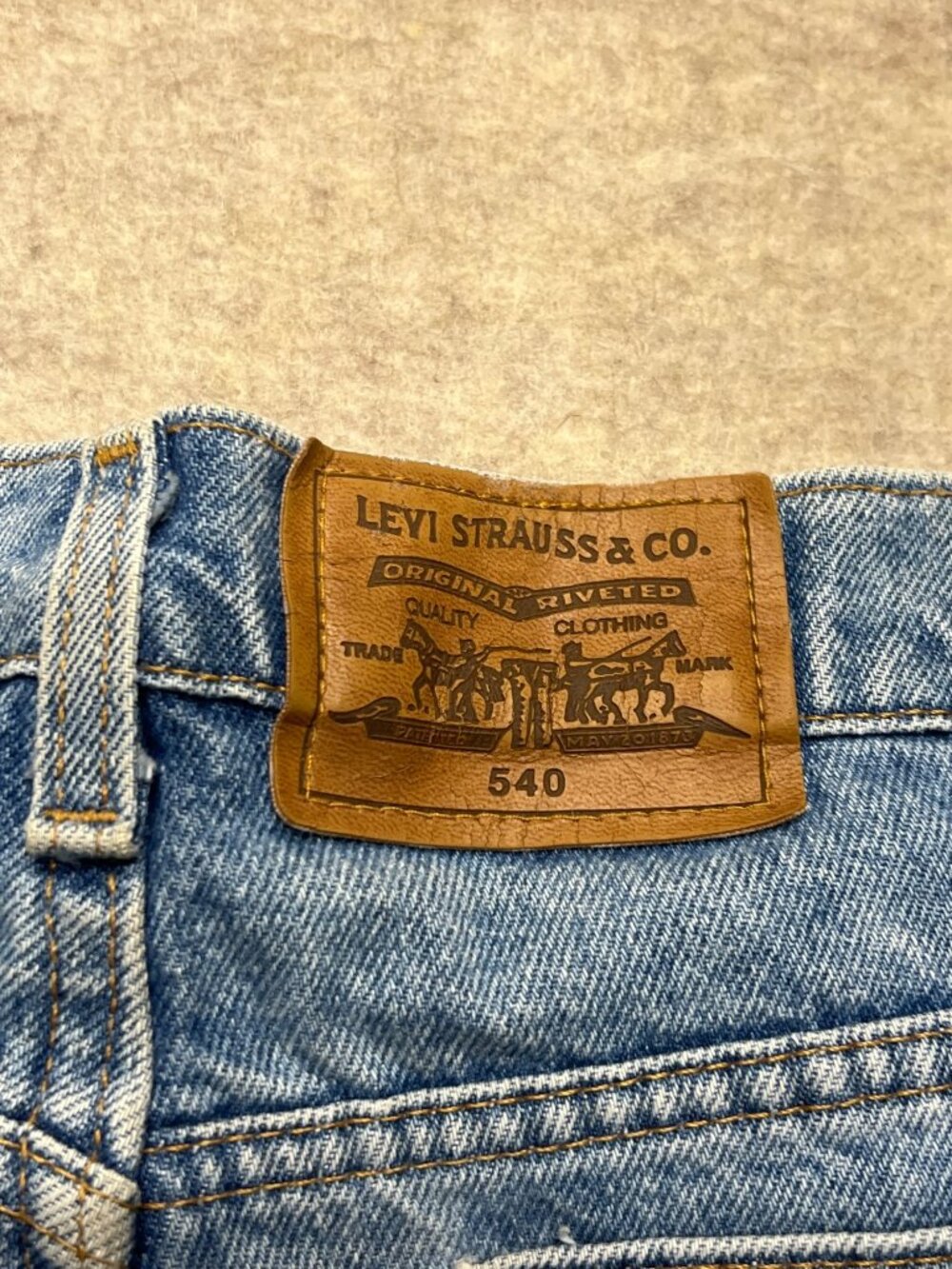 Vintage Levi's 540 Distressed Medium Wash Relaxed Fit Denim Jeans Orange Tab 38 - Picture 7 of 9